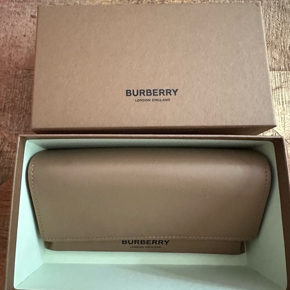 Burberry Carroll tan sunglasses - Picture 7 of 8